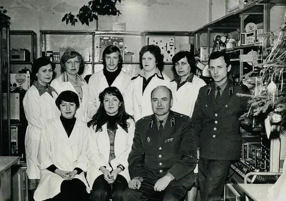 3 января 1980 г радиолаборатория участок поверки Сидят Т Баранова М - фото 6