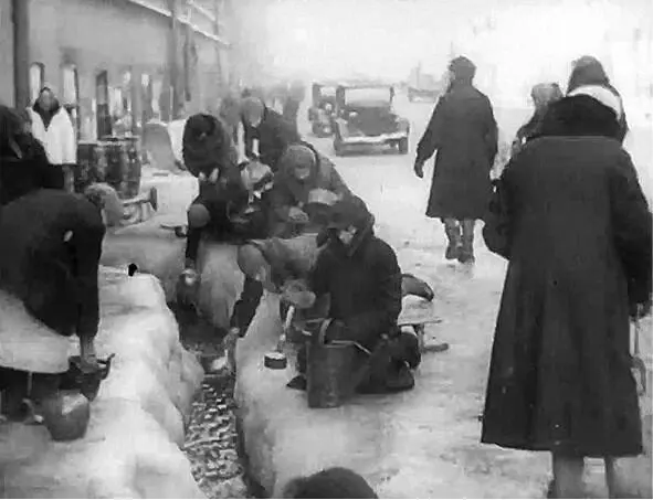 2 Ребенок в блокадном городе Два бойца Ленинградская симфония - фото 1