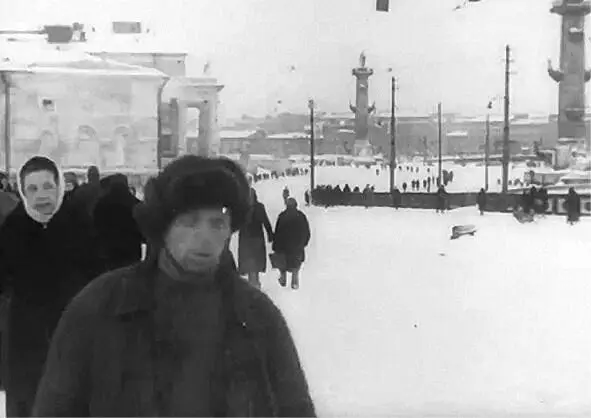 Все кадры взяты из документального фильма Ленинград в борьбе 1942 - фото 12