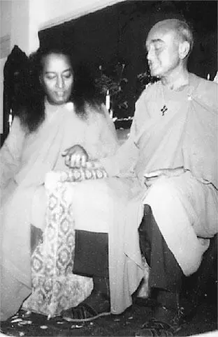 Фото 1 Раджарси вместе с Йоганандой после посвящения в монахи Глава 1 - фото 1