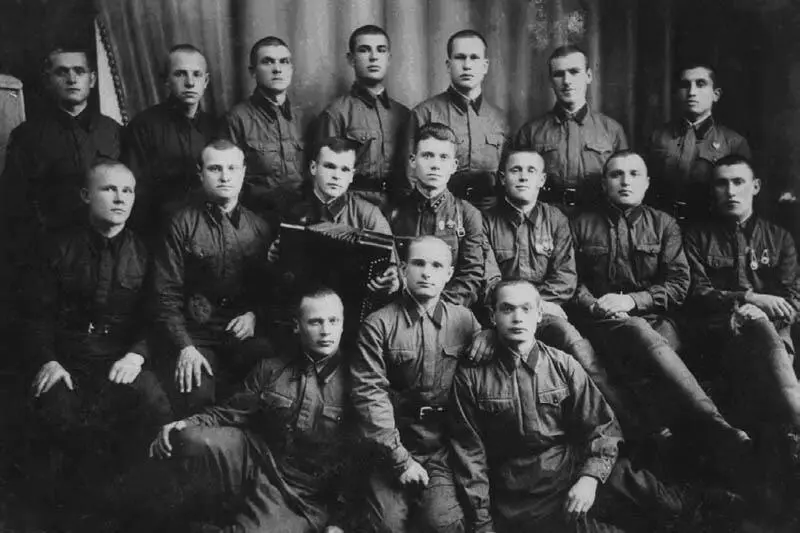 Взвод курсантов полковой школы 1941 Кто из них уцелел в огне войны - фото 12