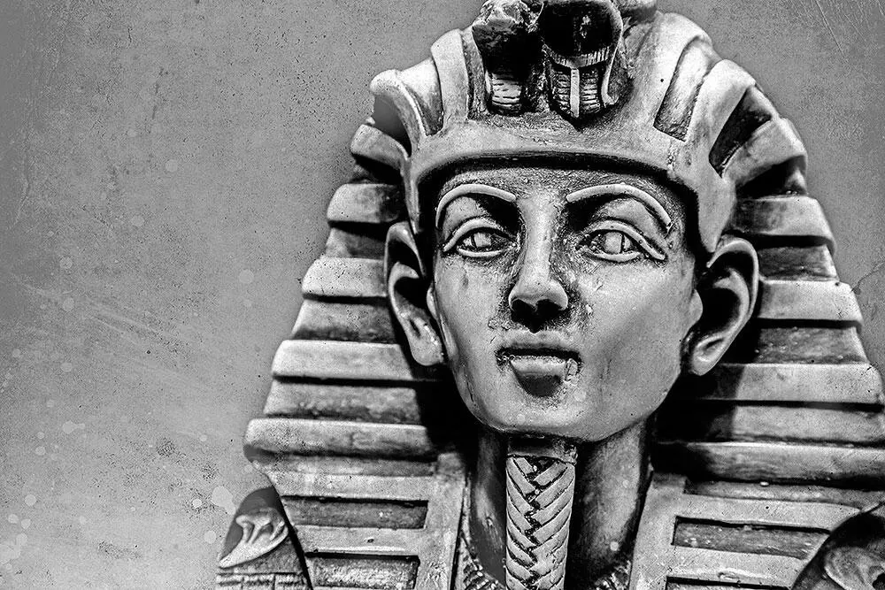 Бронзовая маска Хуфу На это указывает и египетское название железа - фото 5