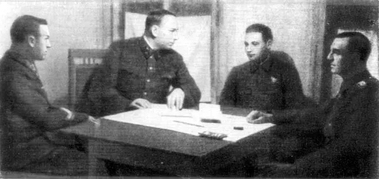 К К Рокоссовский с женой Юлией Петровной и дочерью Адой 1943 год К К - фото 15