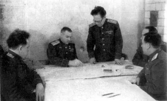 О В Куусинен вручает К К Рокоссовскому маршальскую звезду 1944 год С - фото 26