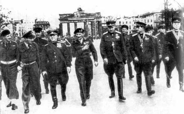 К К Рокоссовский среди солдат и офицеров в Берлине Май 1945 года Г К - фото 30