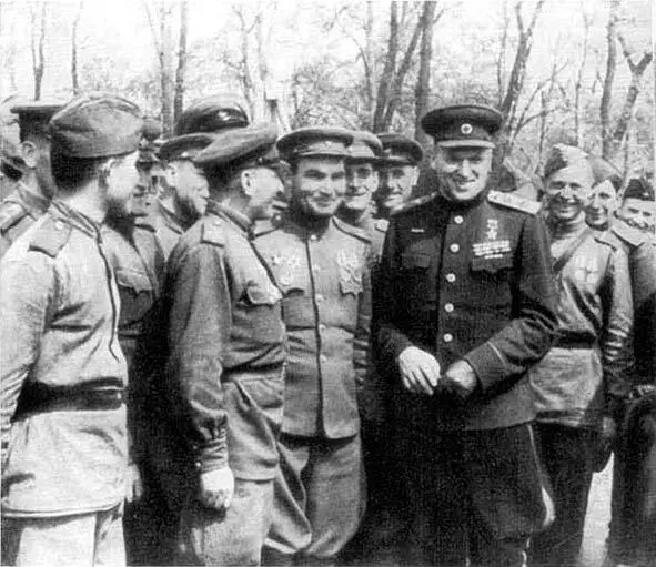 Г К Жуков и К К Рокоссовский объезжают войска во время парада Победы - фото 31
