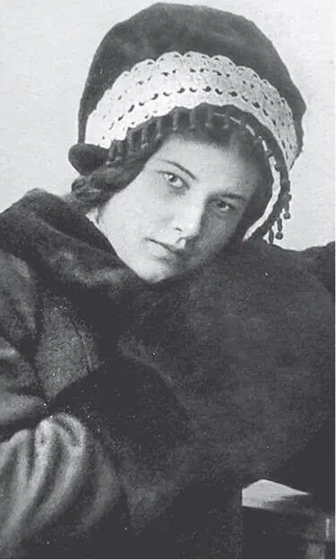 Лариса Рейснер Помощница Свердлова Елизавета Драбкина встретила ее на Волге в - фото 76