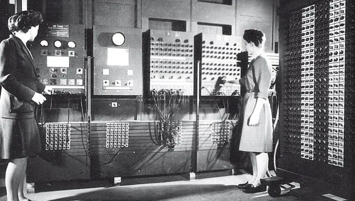 Внизу Джин Дженнингс и Фрэнсис Байлас с машиной ENIAC Глава 3 - фото 28