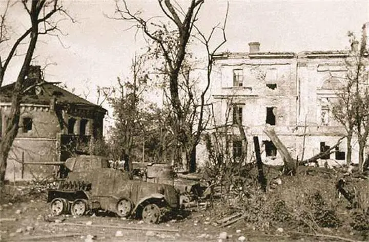 Подбитые БА10 и Т37 в крепости ГАВРИЛОВ Петр Михайлович 19001979 - фото 87