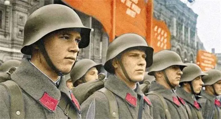 Красноармейцы в строю на Красной площади во время первомайского парада 1941 г - фото 45