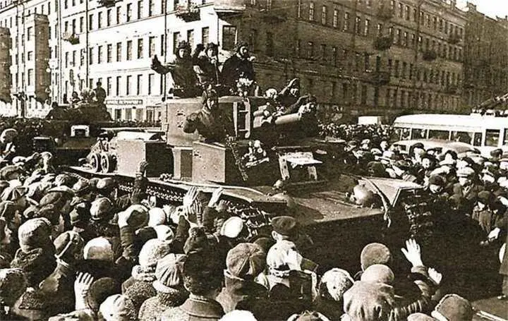 Ленинградцы приветствуют танкистов 20й танковой бригады на средних танках - фото 32