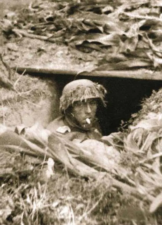Немецкий солдат в лисьей норе В августе 1941 года под Киевом разыгралось - фото 178