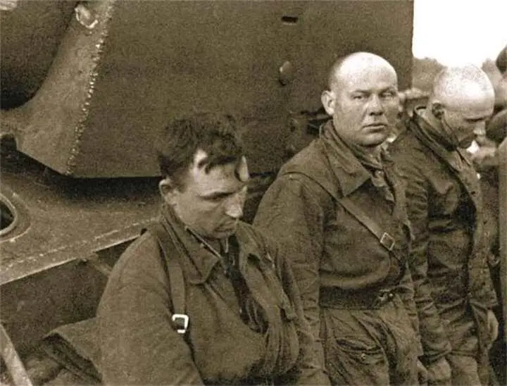 Пленные советские танкисты из состава 2й танковой дивизии 3го - фото 112