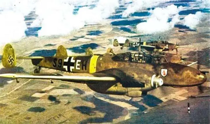 Немецкие самолеты Мессершмитт BF110E2N из 1SKG210 в полете над - фото 90