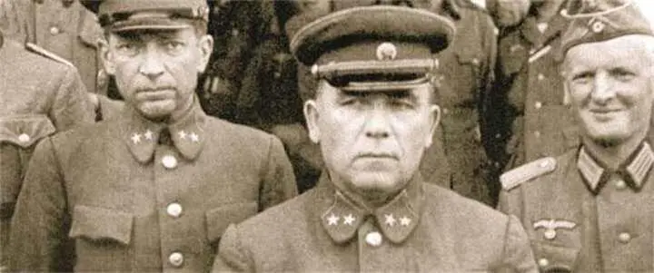 Попавшие в немецкий плен командующий 12й армией генералмайор ПГ Понеделин - фото 175