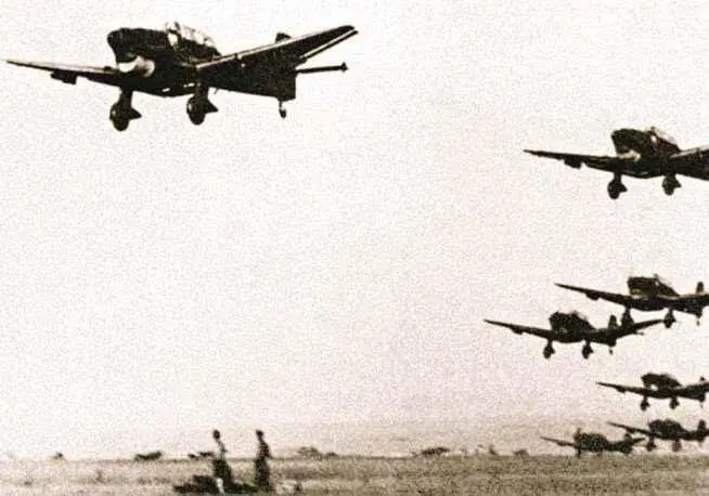 Немецкие пикирующие бомбардировщики Юнкерс Ю87 уходят на задание с полевого - фото 183