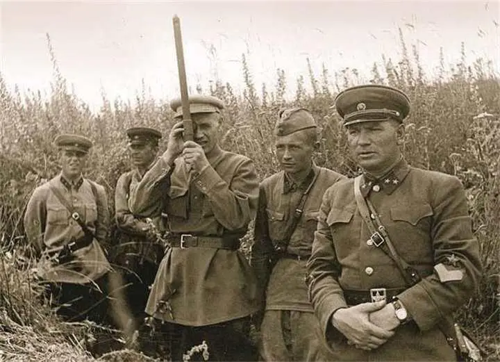 Командир 17го стрелкового корпуса генералмайор ИВ Галанин крайний справа - фото 170