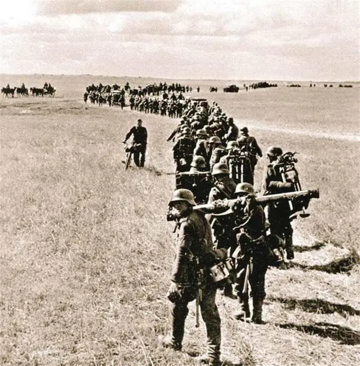 Продвижение немецких войск к Киеву Августсентябрь 1941 года Командир - фото 186
