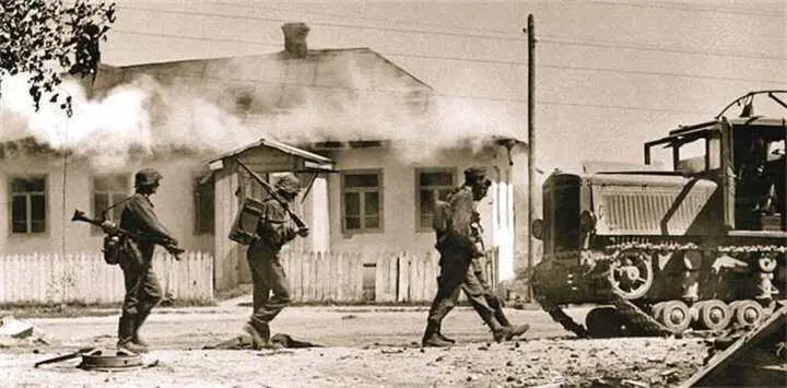 Солдаты войск СС идут по захваченной украинской деревне Июль 1941 года - фото 172