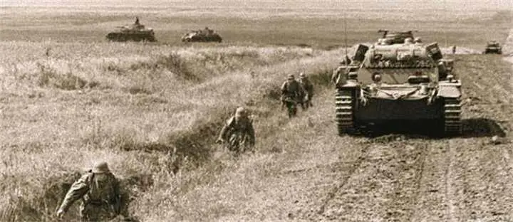 Немецкая пехота укрываясь в придорожной канаве следует за танками Июль 1941 - фото 181