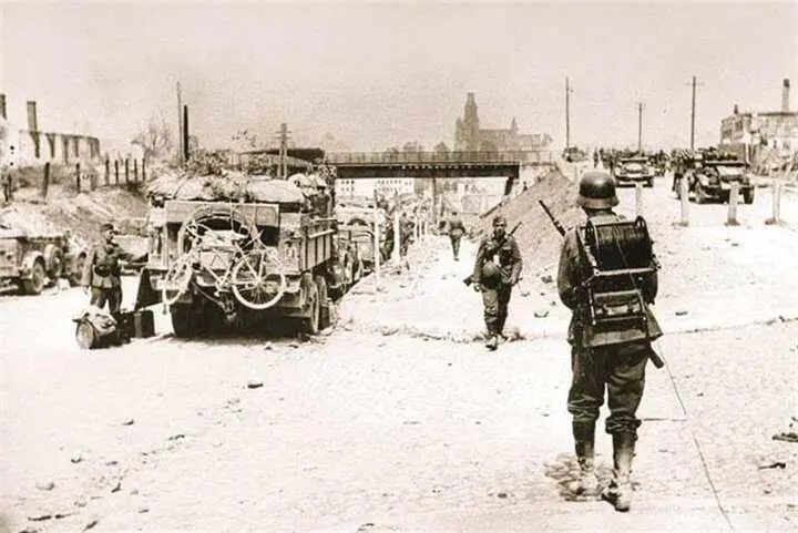 Солдаты Вермахта вступают в Гродно Июнь 1941 г На заднем плане - фото 101