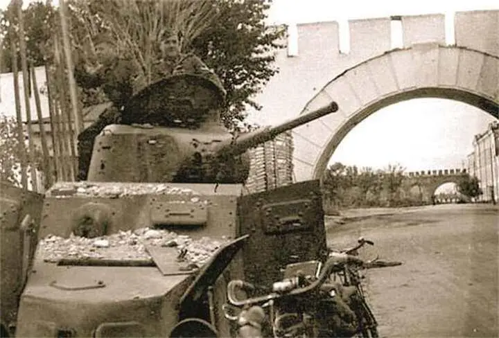 Солдаты Вермахта фотографируются на сгоревшем у западных ворот Новгородского - фото 151