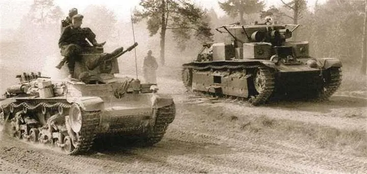 Немецкий легкий танк PzKpfw 35t 6й танковой дивизии проезжает мимо - фото 130