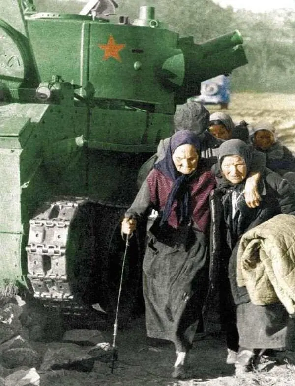 Советские беженцы идут мимо брошенного танка БТ7А Приграничное сражение - фото 125