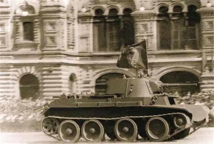 БТ7 на параде 1 мая 1941 года БТ Быстроходный танк серия советских - фото 108