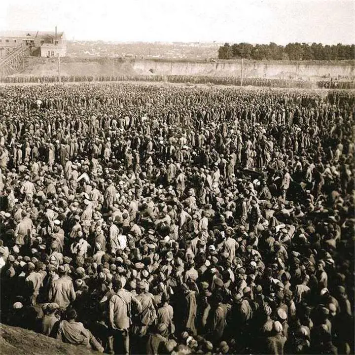 Пленные красноармейцы в концентрационном лагере Уманская яма в ожидании - фото 177