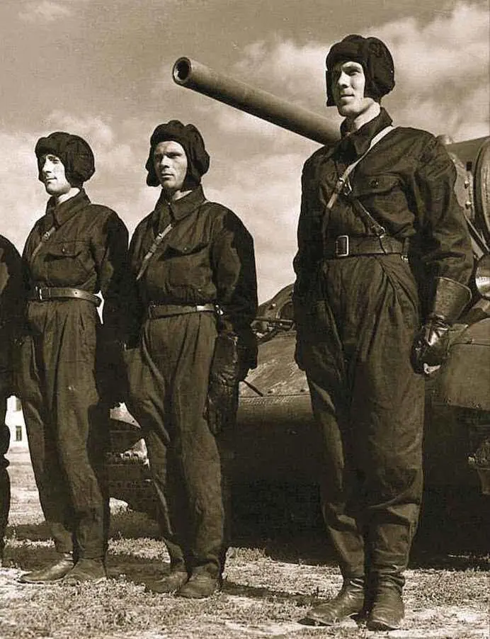 Экипаж машины боевой Советские танкисты и средний танк Т3476 1941 год - фото 34
