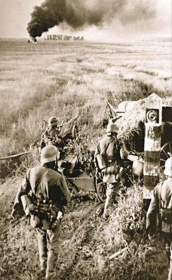 Солдаты Вермахта пересекают Государственную границу СССР 22 июня 1941 г - фото 66