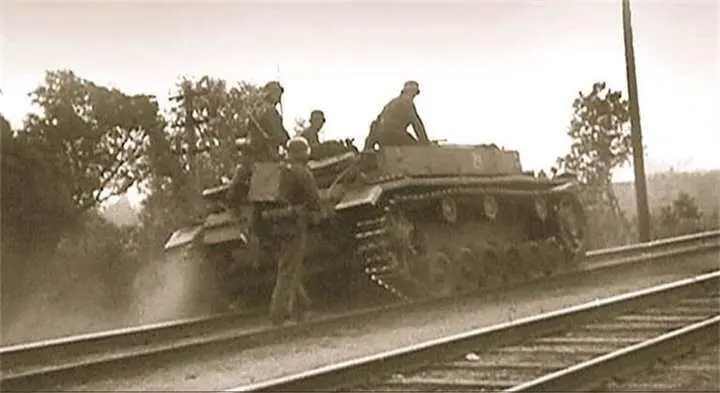 На правом борту штурмового орудия нанесен номер 24 Утром 22 июня 1941 года - фото 85