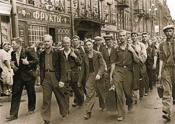 Призывники на улицах Ленинграда 1941 г Витрины магазина Фрукты уже заклеены - фото 144