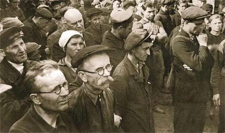 Митинг на Ленинградском заводе им Кирова о начале войны 22 июня советские люди - фото 97