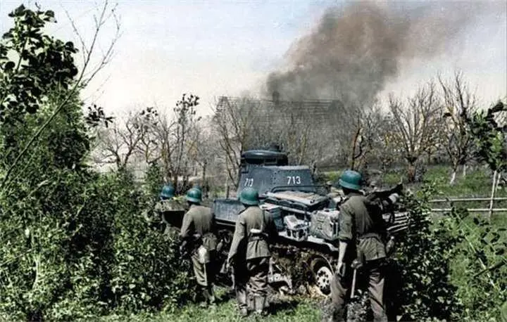 Немецкие солдаты перемещаются под прикрытием танка PzKpfw 35t 6й танковой - фото 149