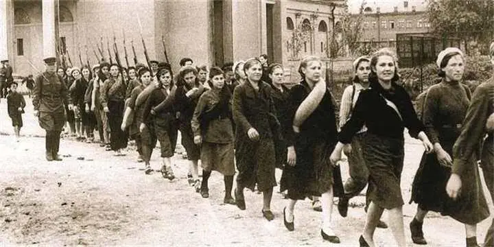 Советские девушкидобровольцы направляются на фронт Лето 1941 года На лето - фото 142