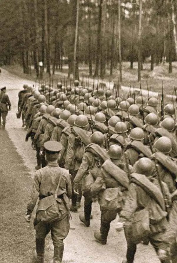 Колонна бойцов Красной Армии на марше Кто же 22 июня 1941 года встретил на - фото 71