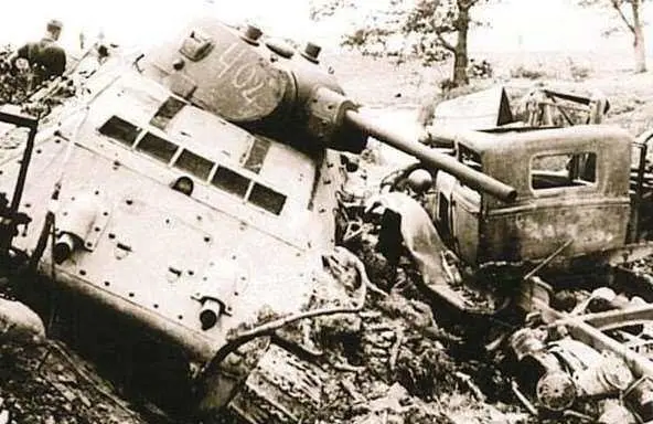 Советский танк Т34 брошенный у моста через речку Остер в районе деревни Коски - фото 161