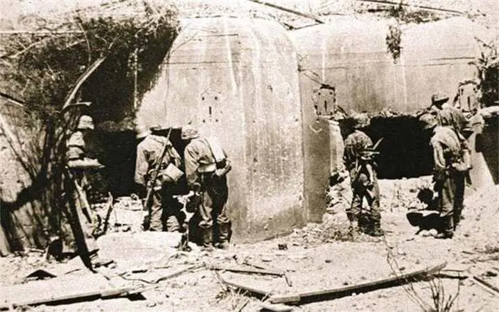 Солдаты войск СС у разрушенного ДОТа Линии Сталина Лето 1941 года Бои с - фото 173