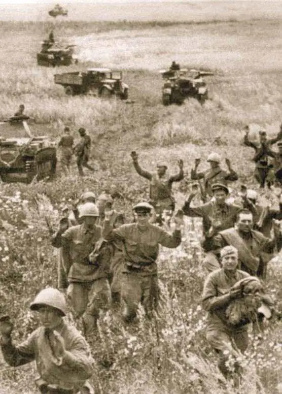 Бойцы и командиры Красной Армии сдаются в плен немецким танкистам 9й танковой - фото 185