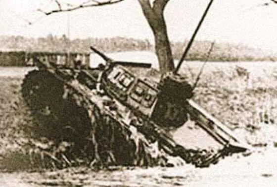 PzKpfw III Ausf F выезжает из реки Буг в районе Бреста Летом 1940 г в связи с - фото 70