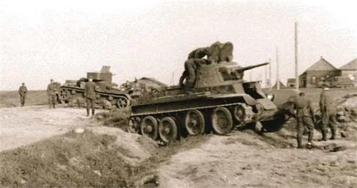 Немцы осматривают подбитые советские легкие танки На переднем плане БТ7 в - фото 157