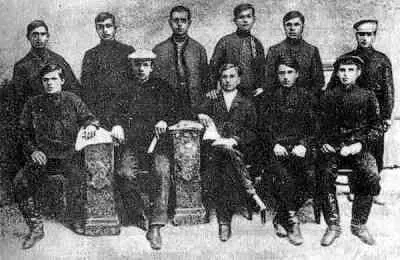 Группа анархистов ГуляйПоля Стоят слева на право А Семенюта Л - фото 4