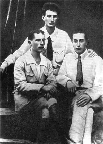 Игорь Курчатов стоит третий слева на курсах всеобуча в Павловске в 1924 году - фото 7