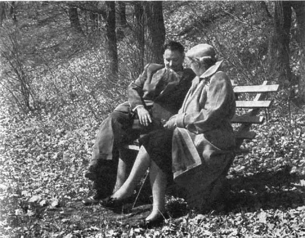 А Ф Иоффе и И В Курчатов 1955 год И В Курчатов 1956 год И В - фото 23