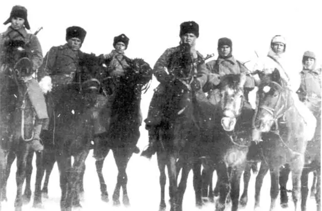 Группа казаков на южном участке Восточного фронта Январь 1943 г Казаки одеты - фото 14