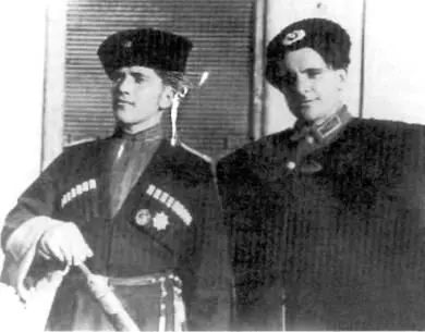 Казакиофицеры 1й Казачьей кавалерийской дивизии 1943 1945 гг У одетого - фото 19