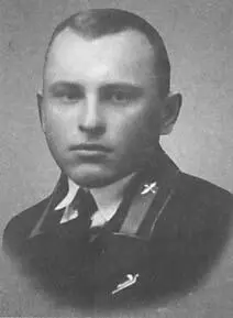 Старшинапилот Якименко во время отпуска на родине в Мариуполе 1937 г 2 - фото 7