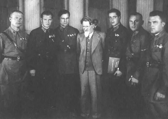 Октябрь 1939г Кремль МИ Калинин с группой летчиков представленных за бои - фото 12